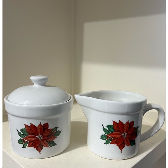 Hallmark poinsettia creamer and covered sugar set.perfect pre owned condition. - Picture 1 of 3